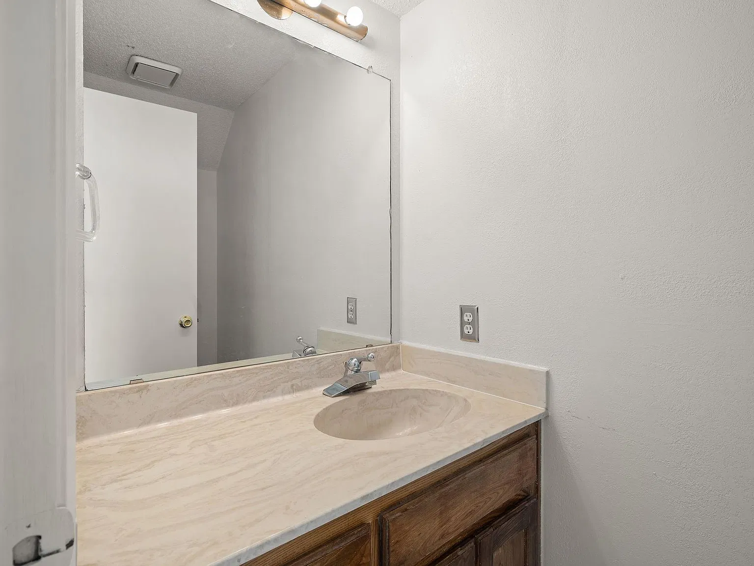2 bed, 2.5 bath, 1047 sqft, $1,295 — Photo 4