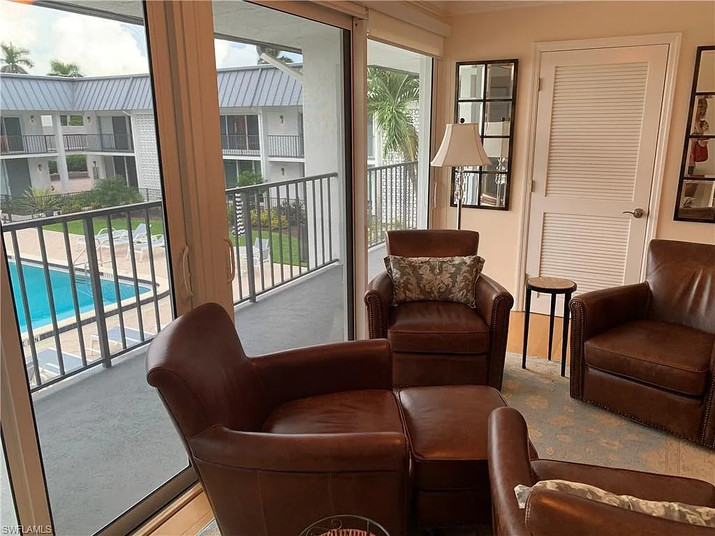2 bed, 2.0 bath, 975 sqft, $5,500 — Photo 2