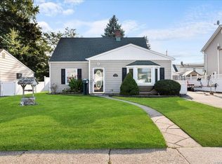 160 Saddle Ln, Levittown, NY 11756