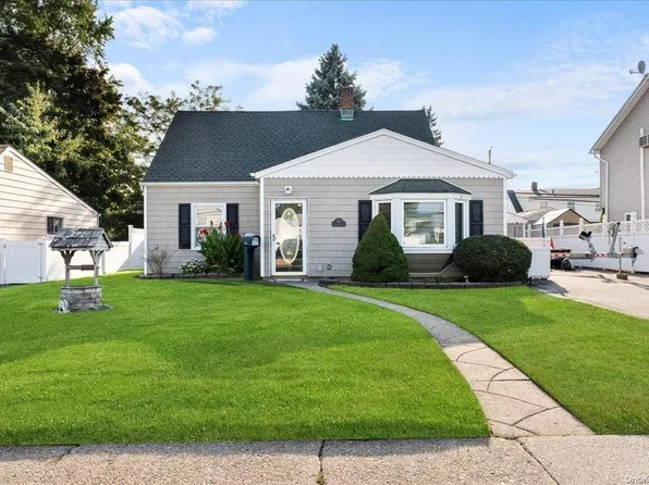 160 Saddle Lane, Levittown, NY 11756