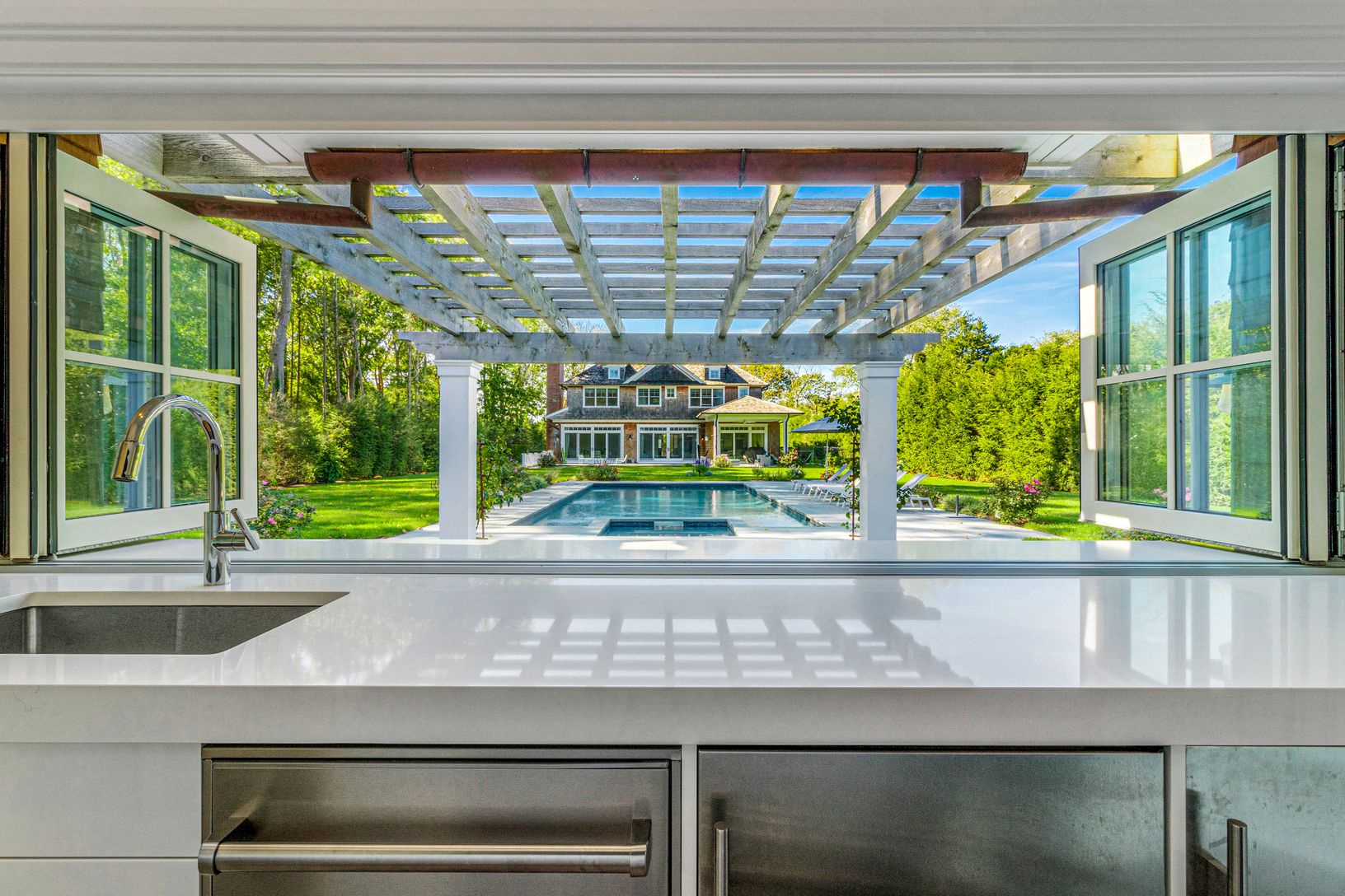  Kitchenette in Pool House / Bar Seating