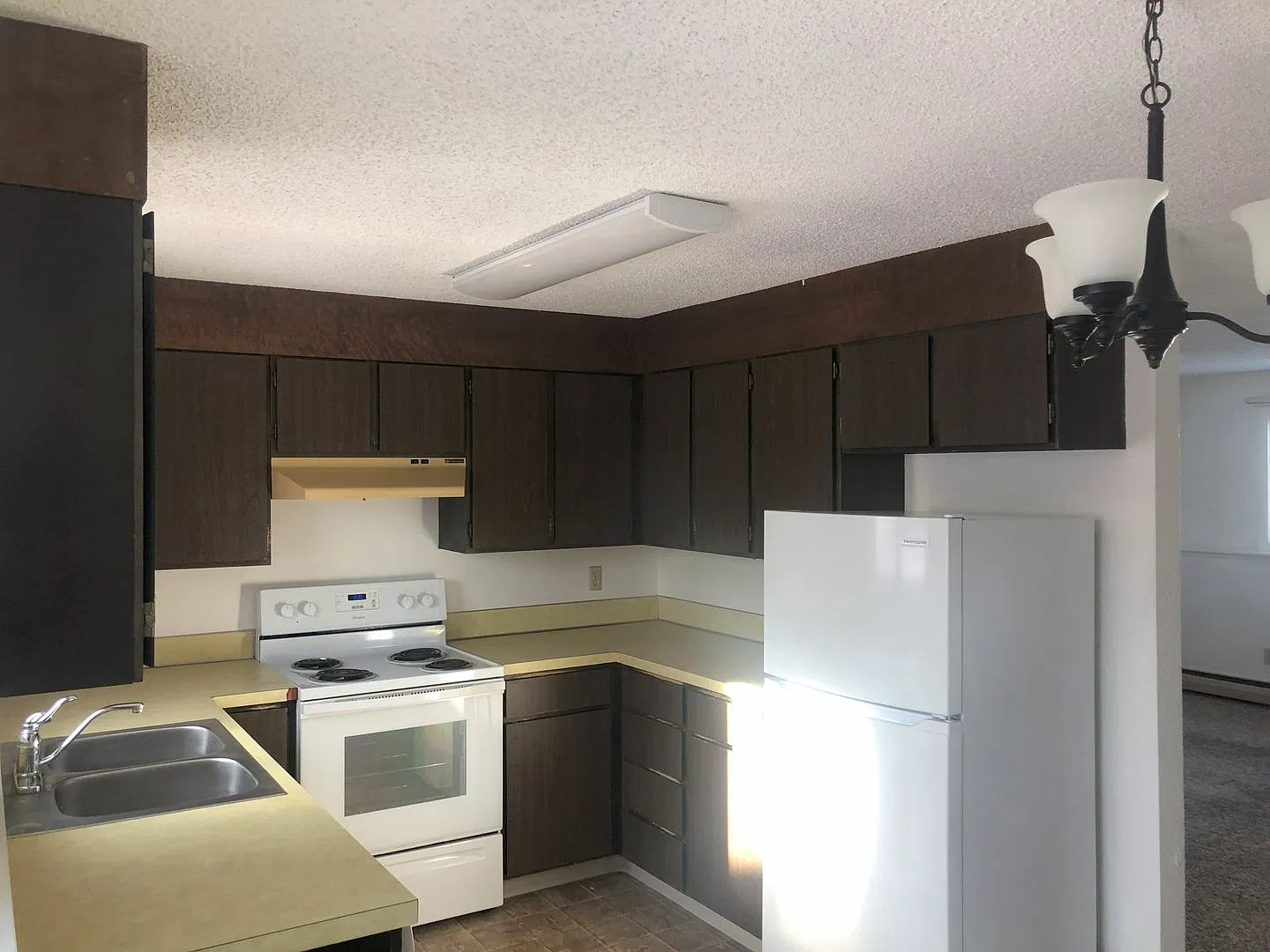 2 Bedroom Unit in Central Location with a Garage! — Photo 4