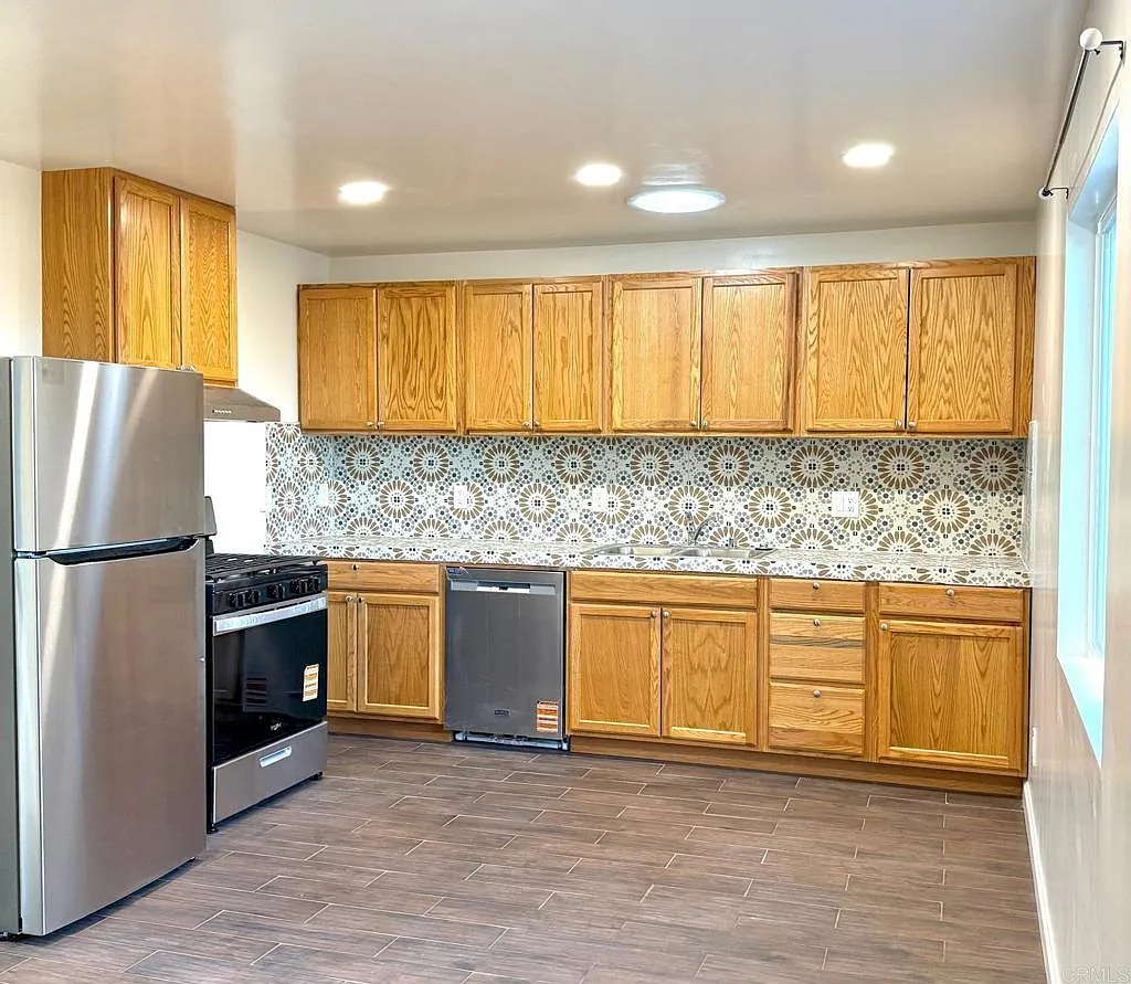 4 bed, 1200 sqft, $4,145 — Photo 1