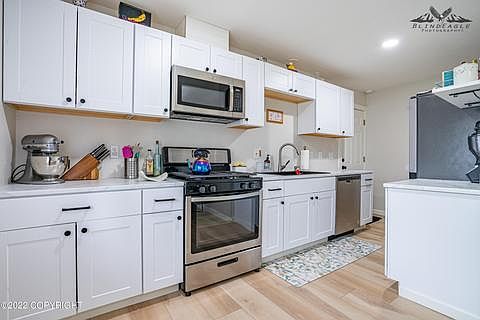 3rd image of 6925 Windsor Pl