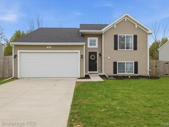 223 Creek Pointe Cir, Durand, MI 48429