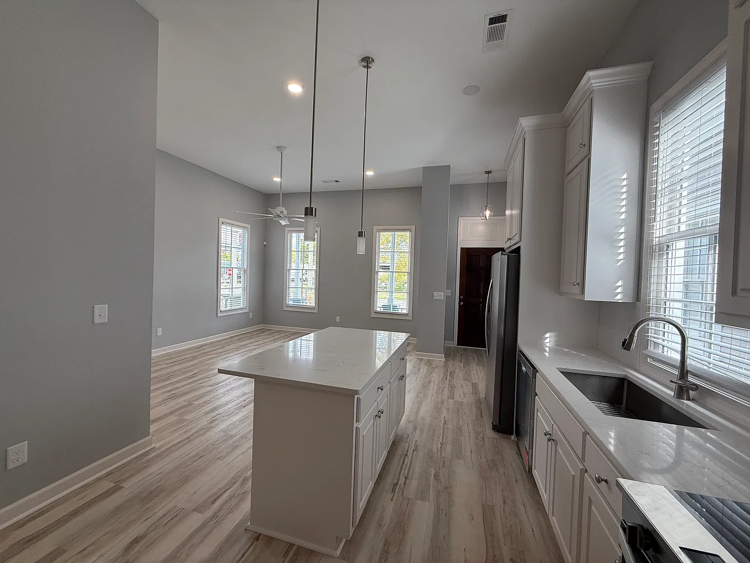 2 bed, 1000 sqft, $1,600 — Photo 2