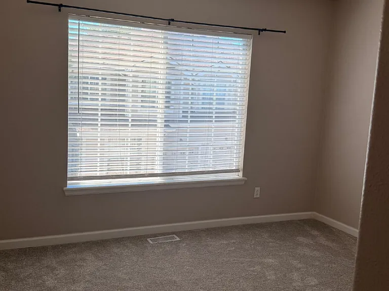 1613 Metropolitan Dr #C — Photo 11