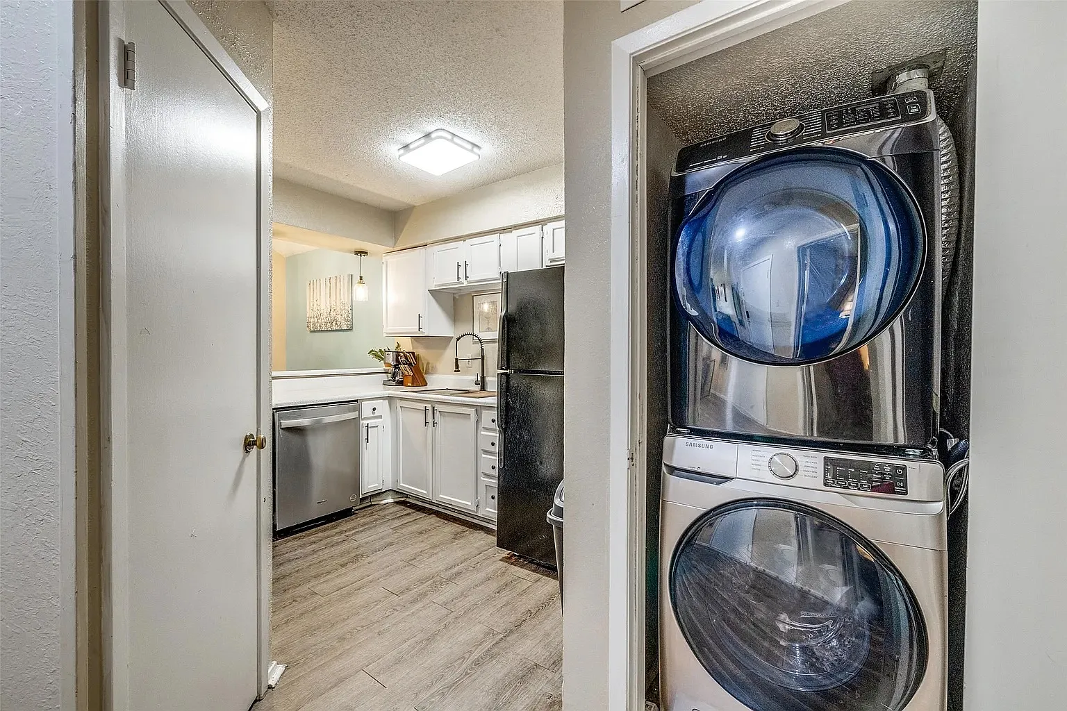2 bed, 851 sqft, $1,600 — Photo 2