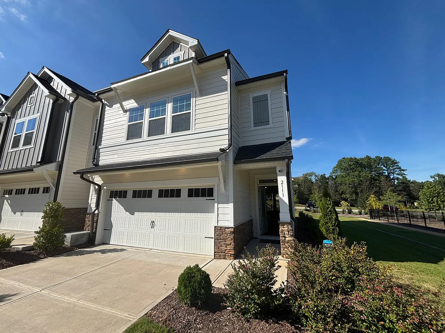 3 bed, 2.5 bath, 1949 sqft, $2,299 — Photo 2