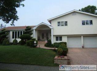 321 Clearview Ln, Massapequa, NY