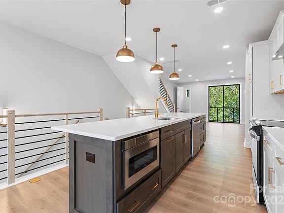 4th image of 3453 Byrnes St