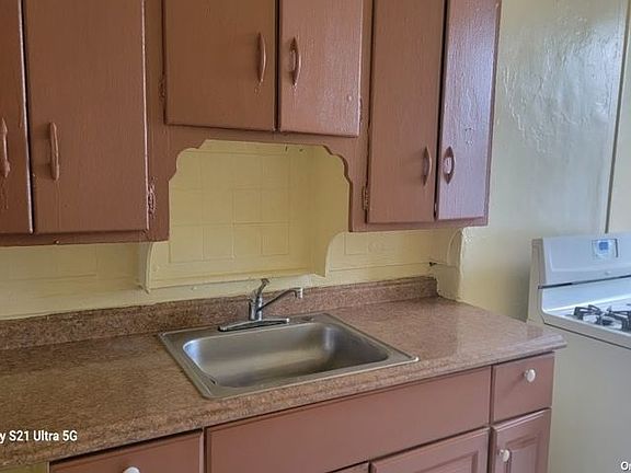 3rd image of 21830 Hempstead Ave
