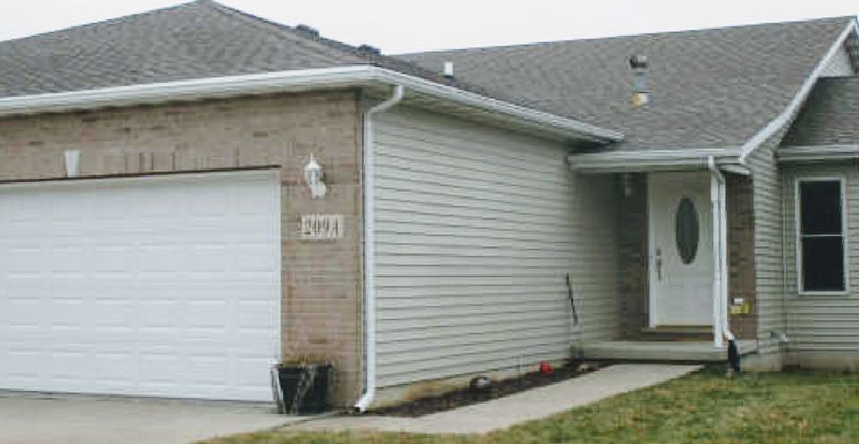 1st image of 209A Oakwood Ct