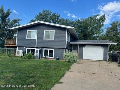 1469 2nd Ave E, Dickinson, ND, 58601