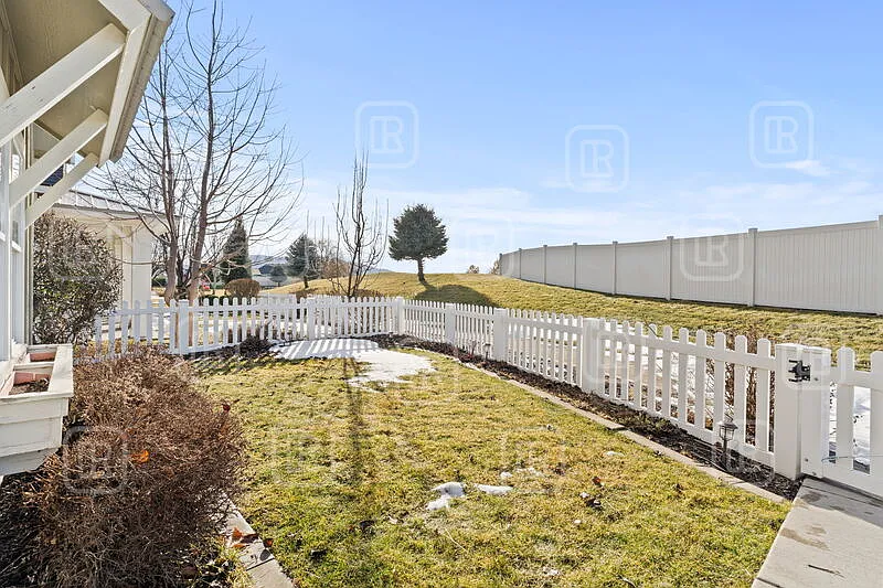 3 bed, 2.0 bath, 1628 sqft, $2,495 — Photo 3
