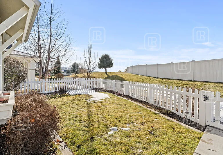 2211 N Oakland Ln — Photo 3
