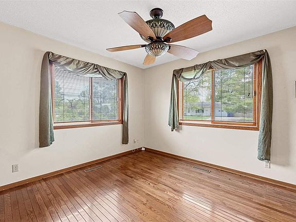 5th image of 130 Whitman Ave