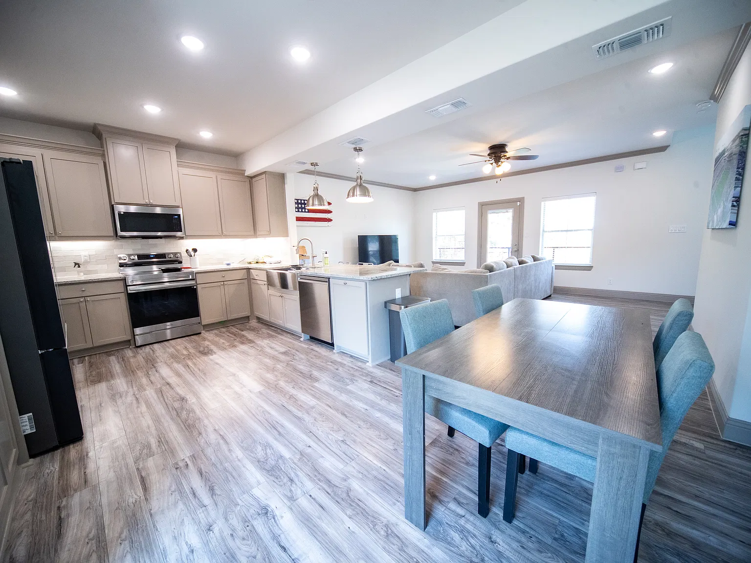 4 bed, 2023 sqft, $6,200 — Photo 3