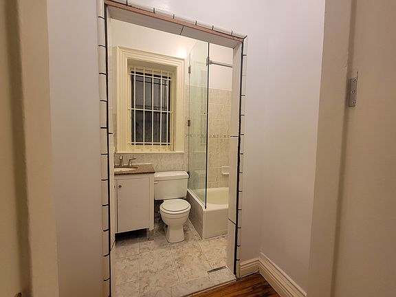 4th image of 172 W 77th St Unit 1