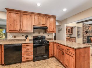 16725 Hillsdale Dr, Brookfield, WI 53005