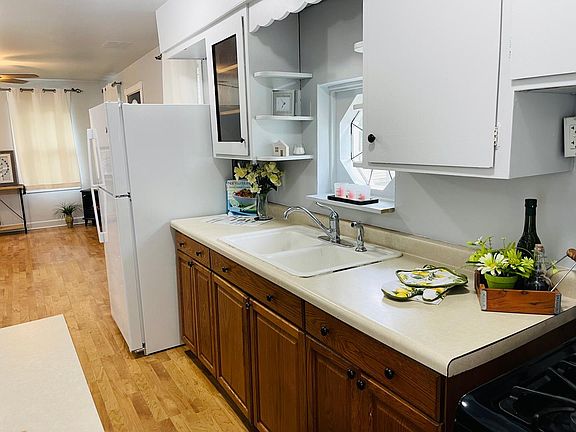 3rd image of 2919 Ezra Ave