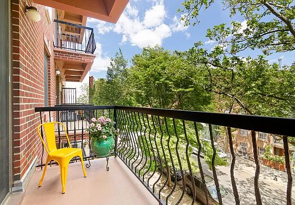 4th image of 344 De Graw St #3E