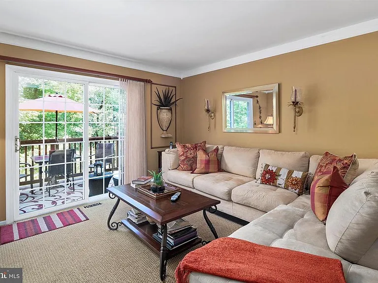 100 Endsleigh Ct — Photo 9