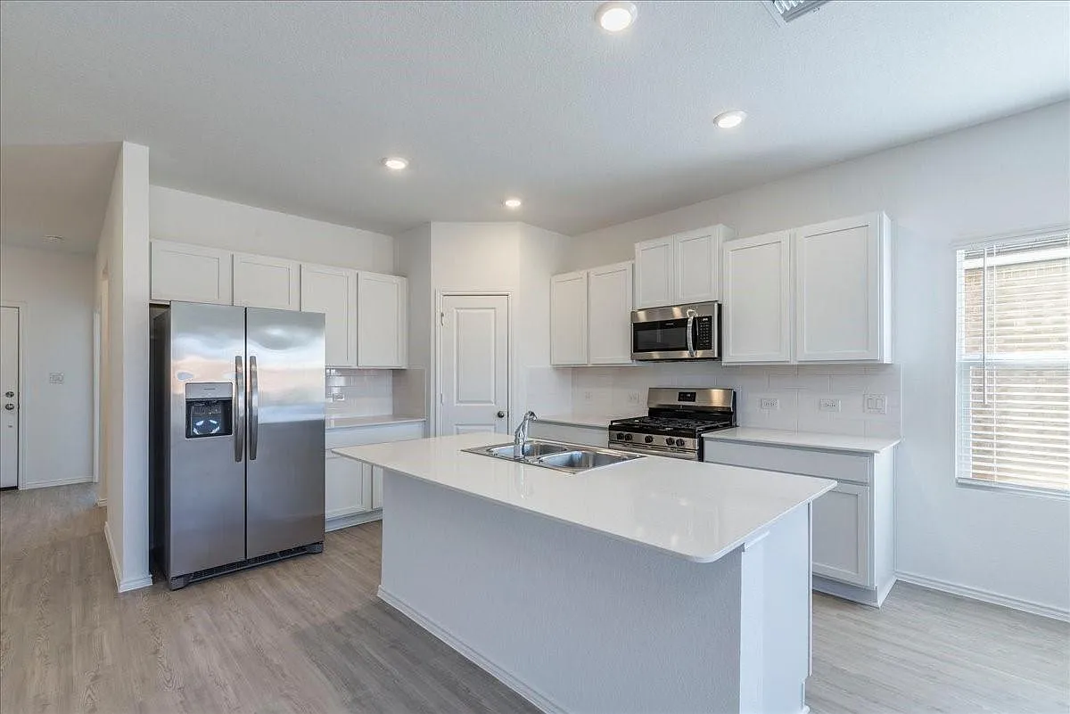 4 bed, 2.5 bath, 2467 sqft, $2,350 — Photo 4