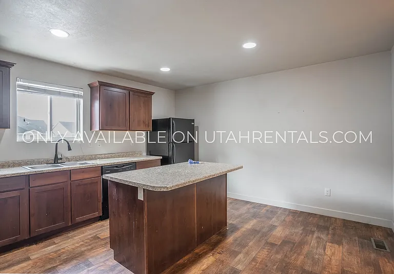 204 N 725 E — Photo 10