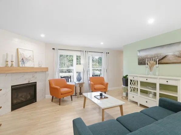 15 Autumn Cir #B, Plaistow, NH 03865