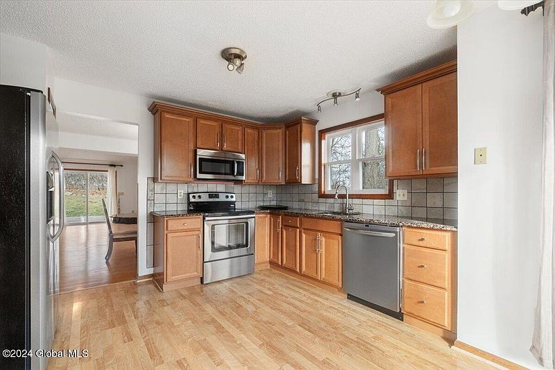 3rd image of 51 Carrie Court