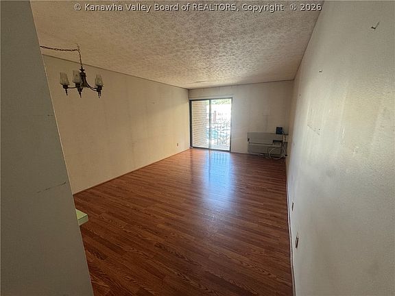3rd image of 2106 Kanawha Blvd E #211