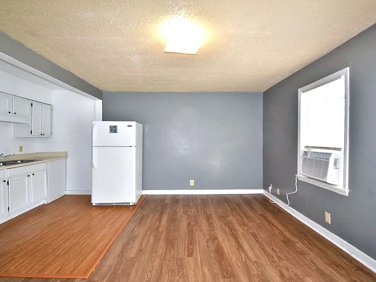 1107 Division Street — Photo 2