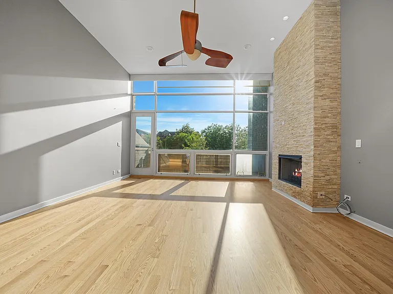 1541 N Bosworth Ave #PENTHOUSE — Photo 1