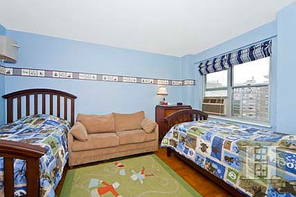 5th image of 577 Grand St APT F1605