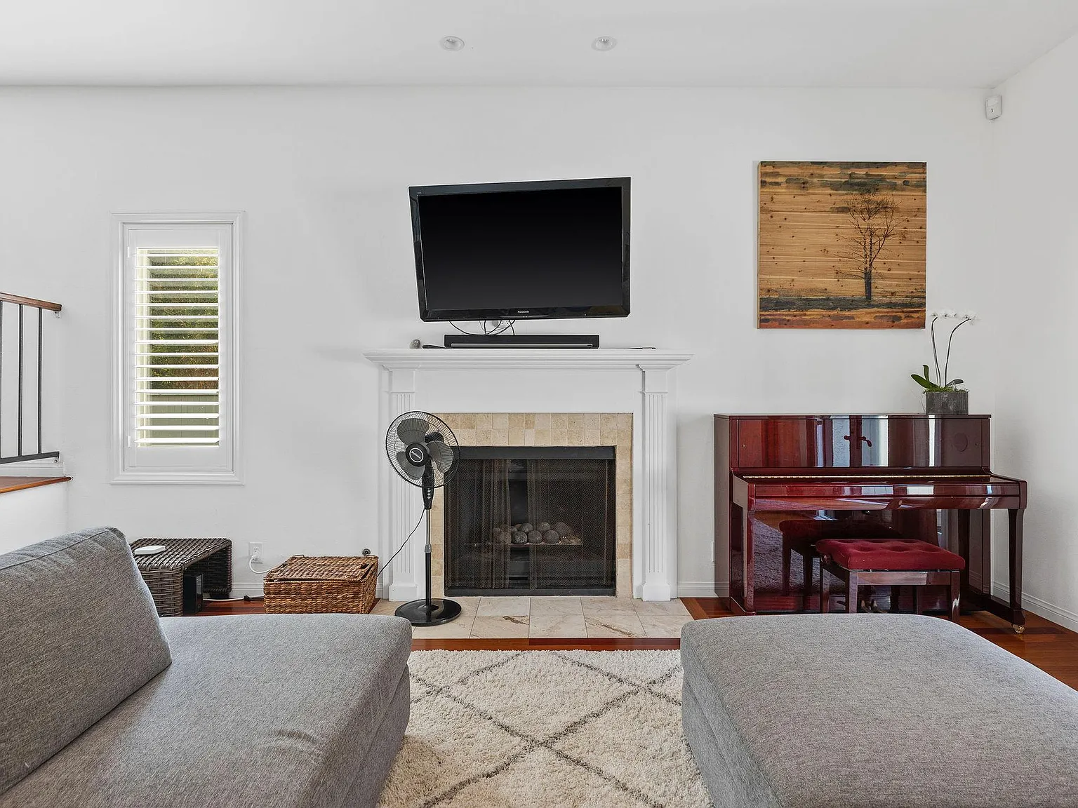 3 bed, 2.5 bath, 1900 sqft, $7,150 — Photo 2