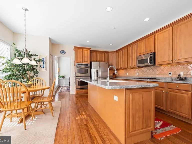 304 Arthur Ct — Photo 4