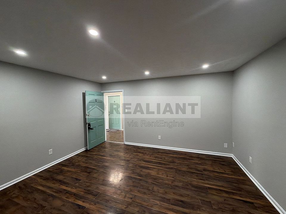 1st image of 208 Lakeshore Dr APT 5