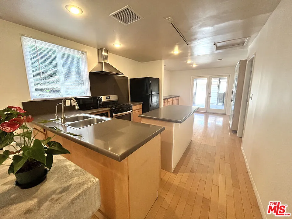 2 bed, 3.0 bath, 1448 sqft, $6,150 — Photo 4