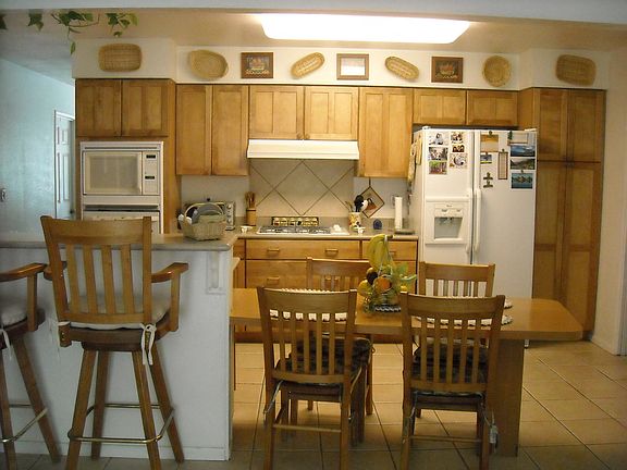 kitchn with breakfast bar