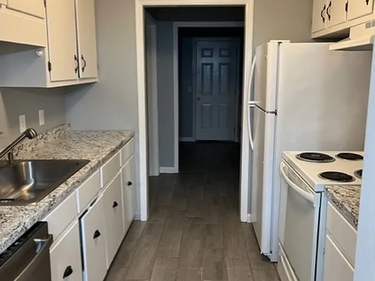 109 Oak Park Ct — Photo 3