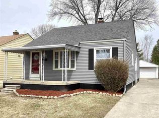 19009 Woodcrest St, Harper Woods, MI 48225