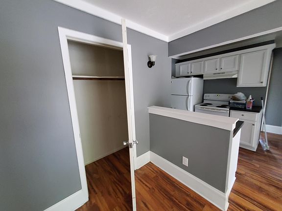 3rd image of 112 Larpenteur Ave W APT 6
