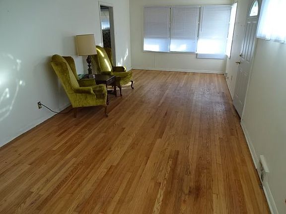 3rd image of 640 E Sibley Blvd