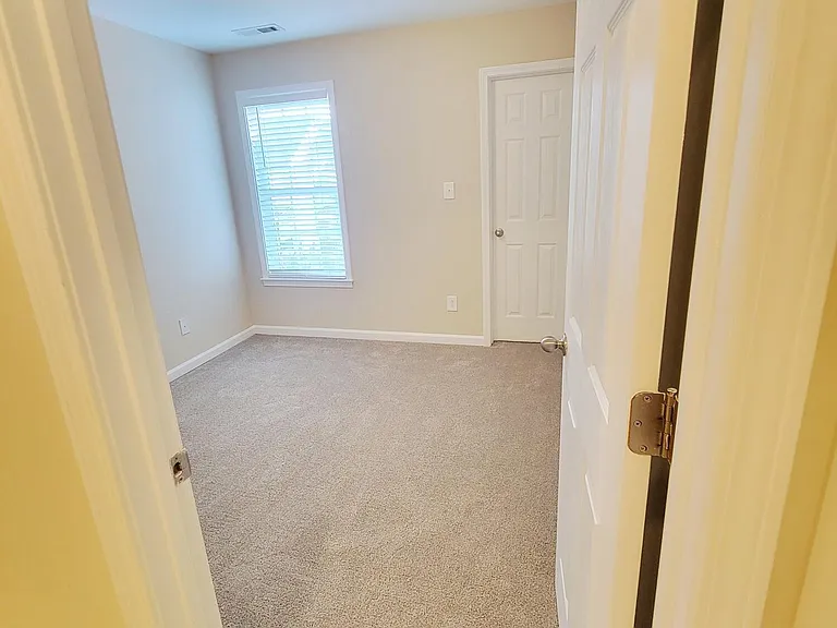 411 Whitehall Ct — Photo 32