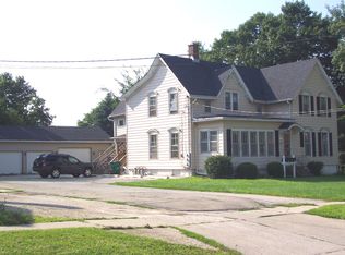 221 N California St APT C, Sycamore, IL 60178