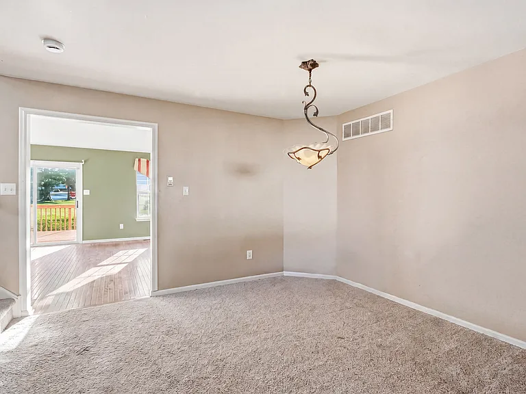 327 Allens Ln — Photo 7