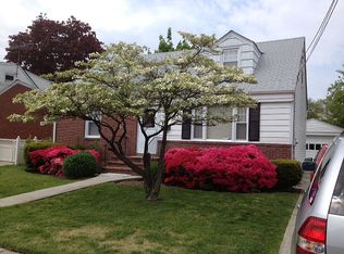 1061 Pembroke St, Uniondale, NY 11553