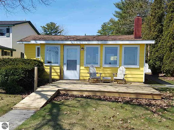 3rd image of 2207 Douglas Dr