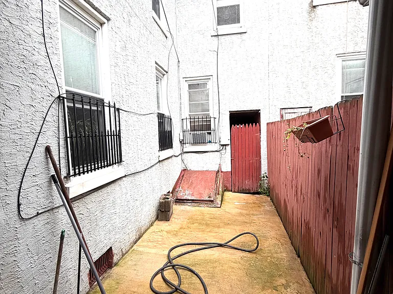 225 Carpenter St — Photo 3